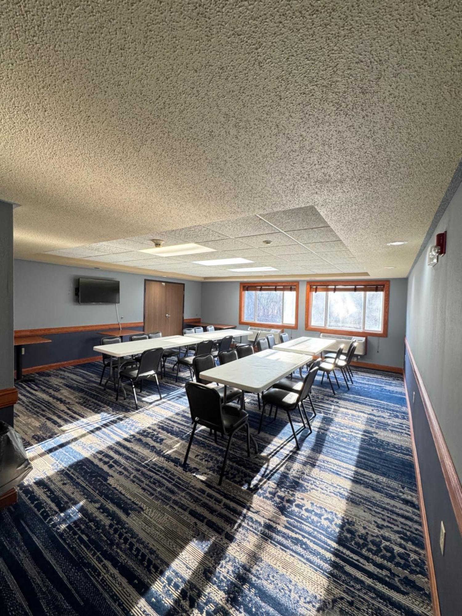 Americinn By Wyndham Baldwin Экстерьер фото